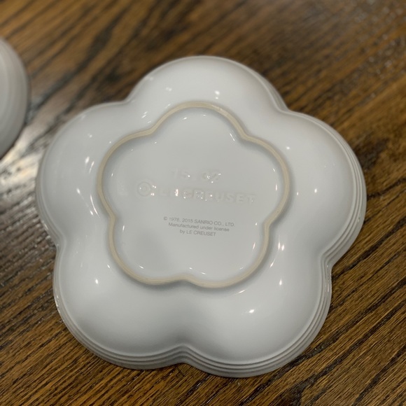 Rare Like New Le Creuset Little Twin Stars White Medium Flower Dishes Set of 2 - Picture 6 of 6